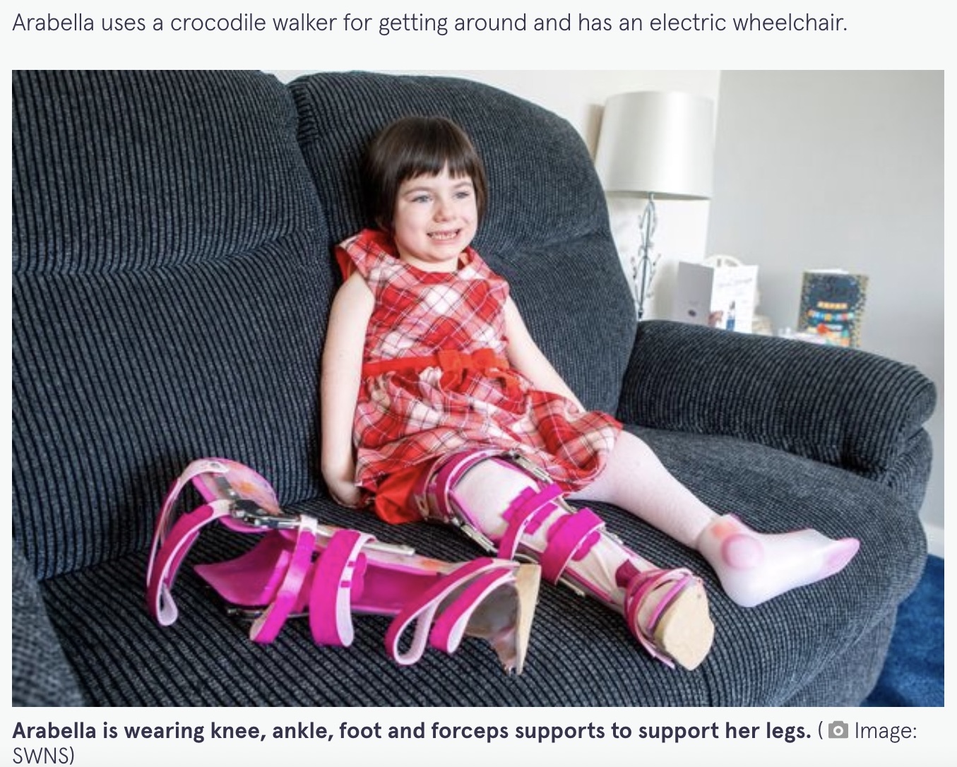 生まれつき大腿四頭筋がない少女（画像は『The Mirror　2022年1月24日付「Six-year-old girl is first child in the world to walk without quadriceps muscles in legs」（Image: SWNS）』のスクリーンショット）