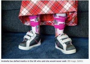 装具を付けたアラベラちゃんの足（画像は『The Mirror　2022年1月24日付「Six-year-old girl is first child in the world to walk without quadriceps muscles in legs」（Image: SWNS）』のスクリーンショット）