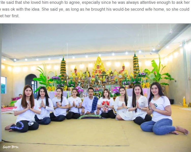 8人の妻と暮らす男性（画像は『Oddity Central　2022年1月28日付「Thai Man Lives in Perfect Harmony With Eight Young Wives」』のスクリーンショット）