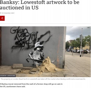 2021年8月上旬、電気店の壁に突如現れたバンクシーの新作「Crowbar Girl」（画像は『BBC　2021年11月16日付「Banksy: Lowestoft artwork to be auctioned in US」（ANDREW TURNER/BBC）』のスクリーンショット）