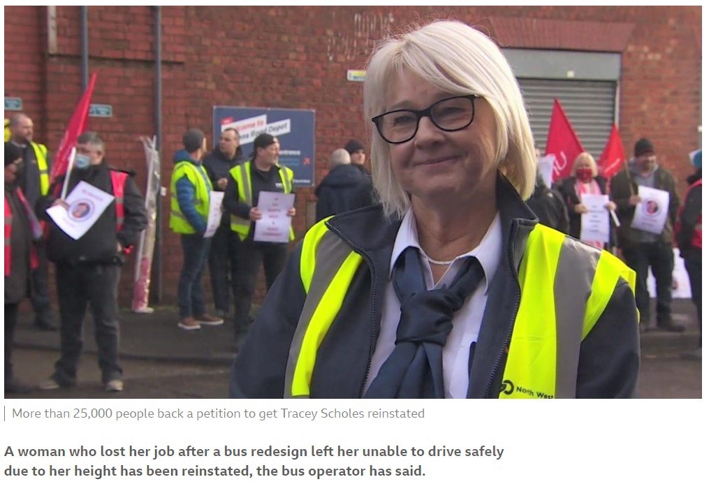 訴えが認められバス運転手として復職した女性（画像は『BBC　2022年1月18日付「Rochdale bus driver reinstated after height issue resolved」』のスクリーンショット）