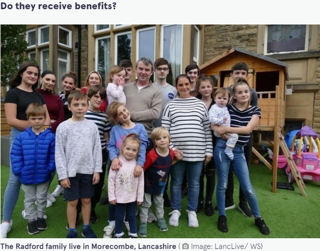 イギリスの大家族、ラドフォード一家（画像は『The Mirror　2022年1月5日付「How the Radfords make enough money to afford lifestyle, benefits and charging kids rent」（Image: LancLive/ WS）』のスクリーンショット）