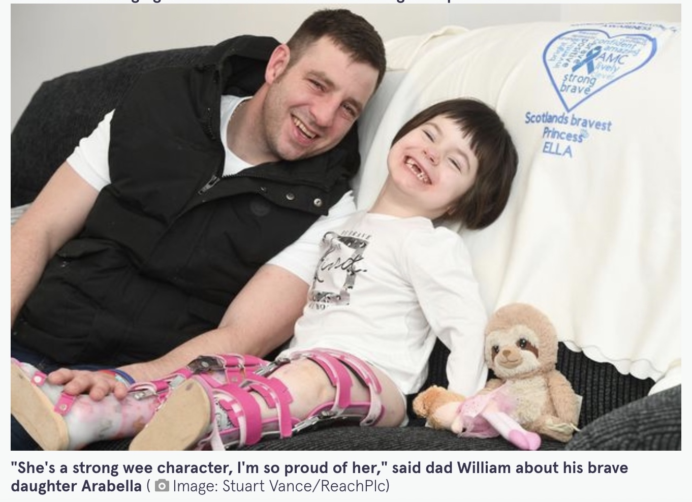 父ウィリアムさんとアラベラちゃん（画像は『The Mirror　2022年1月24日付「Six-year-old girl is first child in the world to walk without quadriceps muscles in legs」（Image: Stuart Vance/ReachPlc）』のスクリーンショット）