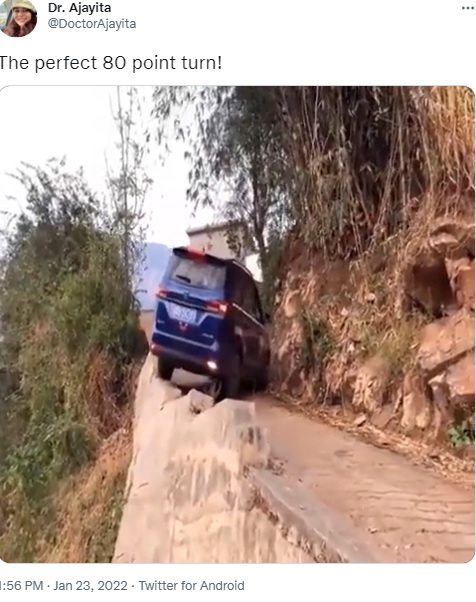 崖っぷちの細い道をUターンする車（画像は『Dr. Ajayita　2022年1月23日付Twitter「The perfect 80 point turn!」』のスクリーンショット）