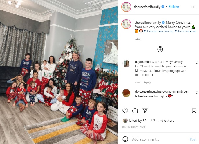 クリスマスも大家族で（画像は『Radford Family　2020年12月25日付Instagram「Merry Christmas from our very excited house to yours」』のスクリーンショット）