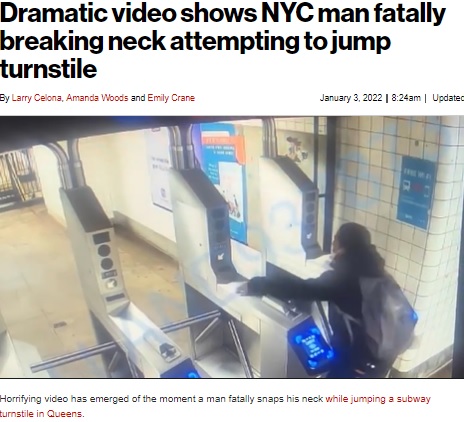改札機を飛び越えようとする男性（画像は『New York Post　2022年1月3日付「Dramatic video shows NYC man fatally breaking neck attempting to jump turnstile」』のスクリーンショット）