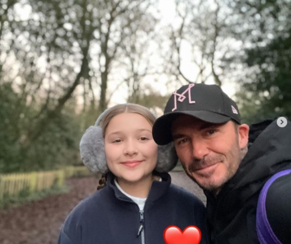 ハーパーちゃんを溺愛する父デヴィッド（画像は『David Beckham　2022年1月14日付Instagram「Daddy ＆ Princess Leia had a lovely walk this morning」』のスクリーンショット）