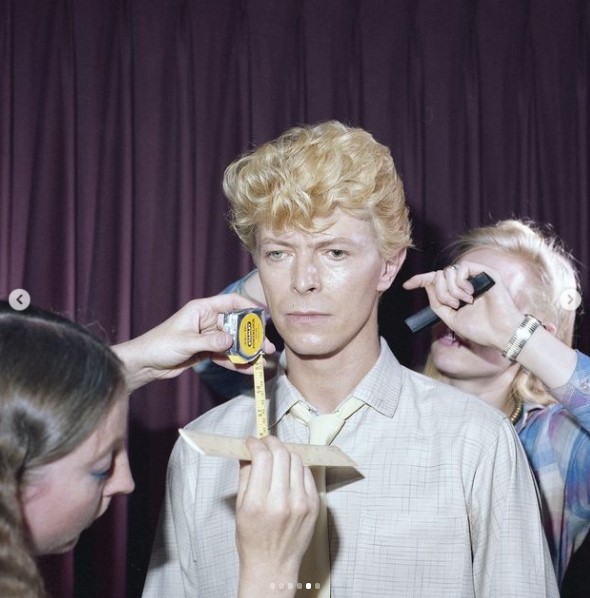 蝋人形の首の長さなどを測定（画像は『Madame Tussauds London　2022年1月8日付Instagram「On what would have been his 75th birthday, we are SO excited to reveal that we’re making a brand new figure of David Bowie」』のスクリーンショット）