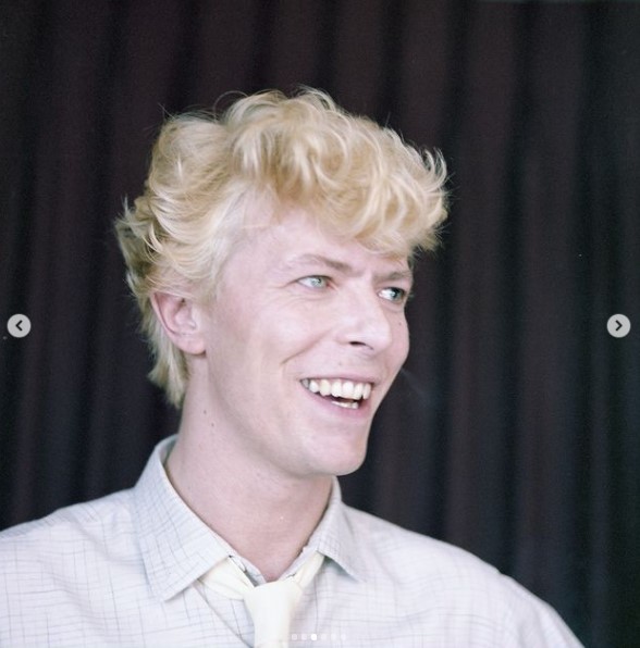 蝋人形制作のための写真撮影に応じたデヴィッド・ボウイ（画像は『Madame Tussauds London　2022年1月8日付Instagram「On what would have been his 75th birthday, we are SO excited to reveal that we’re making a brand new figure of David Bowie」』のスクリーンショット）