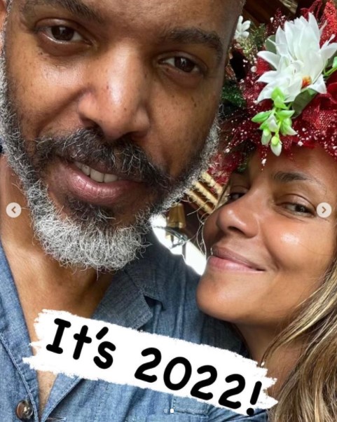 「2022年になった」と正式発表したことを明かした2枚目の写真（画像は『Halle Berry　2022年1月1日付Instagram「well…IT’S OFFICIAL!」』のスクリーンショット）