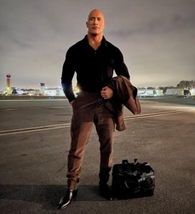 ハルのドッキリにまんまと引っかかった、ドウェイン・ジョンソン（画像は『therock　2021年12月17日付Instagram「Wheels up」』のスクリーンショット）