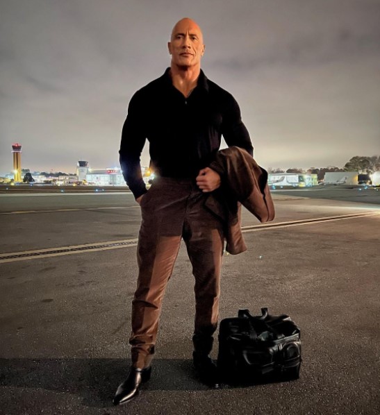 ハルのドッキリにまんまと引っかかった、ドウェイン・ジョンソン（画像は『therock　2021年12月17日付Instagram「Wheels up」』のスクリーンショット）