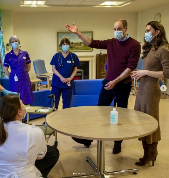 ブラウンのスエードブーツを履いていたキャサリン妃（画像は『Duke and Duchess of Cambridge　2022年1月20日付Instagram「At Clitheroe Community Hospital in Lancashire today to meet with staff who work both in the hospital and across this rural community and hear about their experience of responding to COVID-19.」』のスクリーンショット）