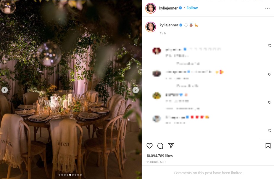 大きな木に囲まれ、ロマンティックな雰囲気のテーブル席（画像は『Kylie　2022年1月14日付Instagram』のスクリーンショット）