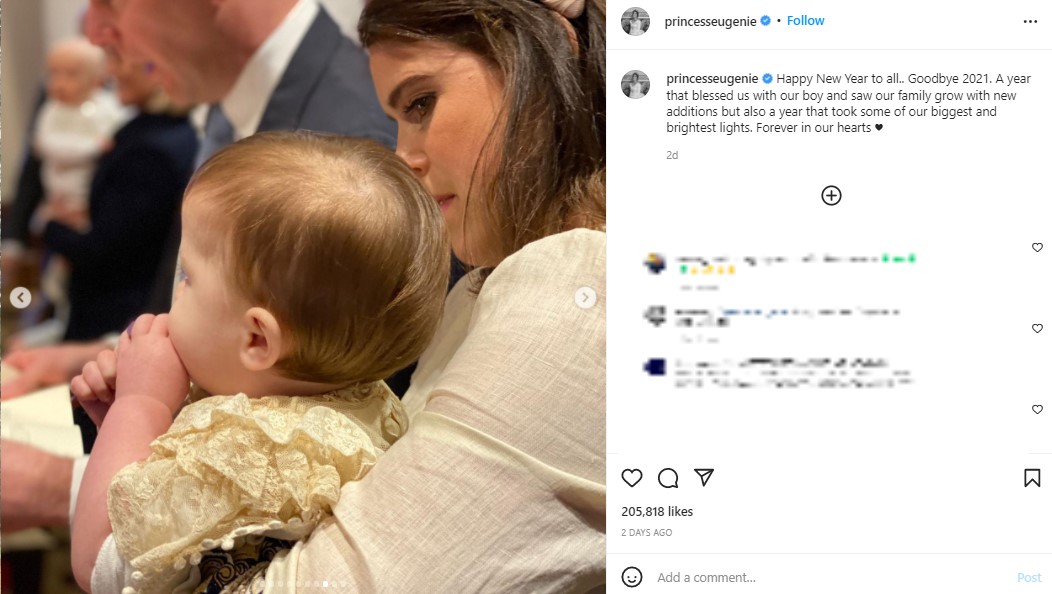 洗礼式でオーガスト君を抱くユージェニー王女（画像は『Princess Eugenie　2022年1月2日付Instagram「Happy New Year to all.. Goodbye 2021.」』のスクリーンショット）