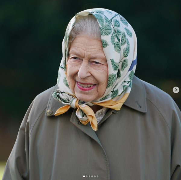 サンドリンガムに数週間滞在する予定のエリザベス女王（画像は『The Royal Family　2021年10月1日付Instagram「Today The Queen and The Duke of Rothesay welcomed local schoolchildren onto the Balmoral Estate to mark the start of the ＠QueensGreenCanopy tree planting season in the UK.」』のスクリーンショット）