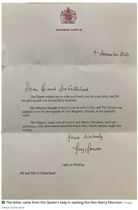 エリザベス女王も可愛すぎる女の子のコスプレに喜んでいたそう（画像は『Nottingham Post　2022年1月2日付「Young girl receives letter from Windsor Castle after dressing up as the Queen with her corgis」（Image: Katelyn Sutherland）』のスクリーンショット）