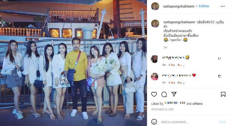 若く美しい妻らと一緒のナッタポンさん（画像は『Nattapong Chablaem　2021年12月22日付Instagram「“เมียมึงฟังไว้”..กูเป็น」』のスクリーンショット）