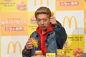 ハンバーガーの味が気に入った嶋佐和也