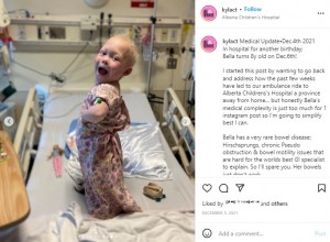 病院でおどけるベラちゃん（画像は『kylact ・ Bella Brave　2021年12月5日付Instagram「Medical Update・Dec.4th 2021」』のスクリーンショット）