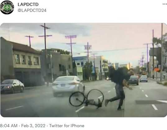 自転車を置いて逃げる男性（画像は『LAPDCTD　2022年2月3日付Twitter』のスクリーンショット）
