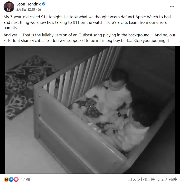 ベビーベッドで弟とApple Watchで遊ぶ3歳男児（画像は『Leon Hendrix　2022年2月1日付Facebook「My 3-year-old called 911 tonight.」』のスクリーンショット）