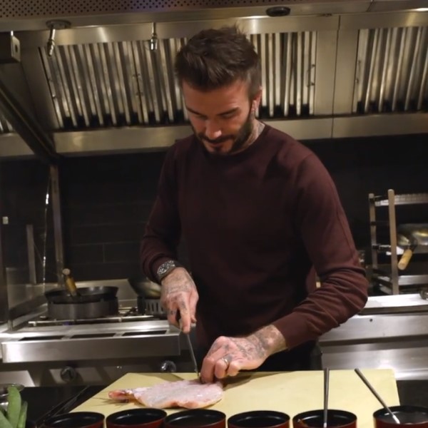 料理が得意なことで知られるデヴィッド（画像は『David Beckham　2022年2月1日付Instagram「Learnt a new dish to celebrate Lunar New Year …」』のスクリーンショット）