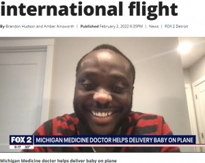 男児を取り上げたアンサ＝アドー医師（画像は『FOX 2 Detroit　2022年2月2日付「University of Michigan doctor helps deliver baby aboard international flight」』のスクリーンショット）