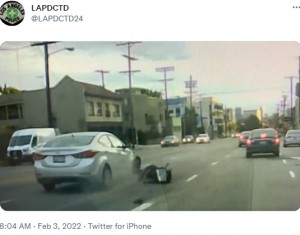 車に引きずられる男性（画像は『LAPDCTD　2022年2月3日付Twitter』のスクリーンショット）