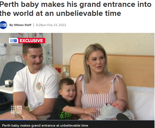 4人目の男の子となった一家（画像は『9News　2022年2月23日付「Perth baby makes his grand entrance into the world at an unbelievable time」』のスクリーンショット）