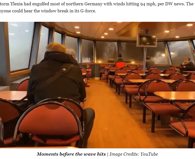 窓が割れる直前のフェリー内部（画像は『Marine Insight　2022年2月18日付「Watch: Storm Wave Smashes Glass To Enter Hamburg Ferry」（Image Credits: YouTube）』のスクリーンショット）