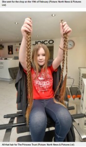 寄付する髪を見せるエラちゃん（画像は『Metro　2022年2月21日付「Eight year old cuts her hair for the first time － to donate to a children’s cancer charity」（Picture: North News ＆ Pictures Ltd）』のスクリーンショット）