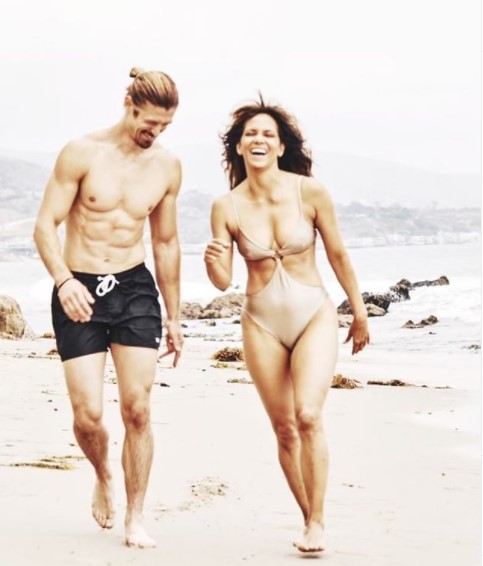 楽しそうにビーチを散歩するピーターさんとハル（画像は『Halle Berry　2022年2月18日付Instagram「… guess what?」』のスクリーンショット）