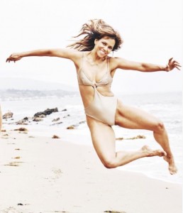 大胆な水着で大きくジャンプするハル（画像は『Halle Berry　2022年2月18日付Instagram「jump over to ＠respin!」』のスクリーンショット）