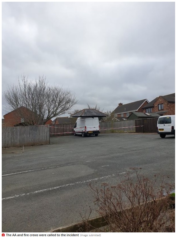 そのままの状態で駐車場に置かれていた車（画像は『Devon Live　2022年2月8日付「Exeter van driver accidentally tears off car park roof」（Image: submitted）』のスクリーンショット）