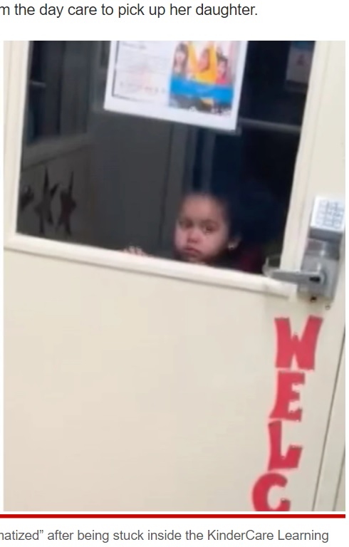 閉じ込められたアンナちゃん（画像は『New York Post　2022年2月19日付「Toddler ‘super traumatized’ after being locked alone inside Florida day care center」（WTSP/Samantha Scaramellino）』のスクリーンショット）