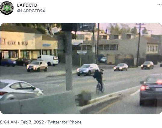 右側後方からやってくる車を確認する自転車の男性（画像は『LAPDCTD　2022年2月3日付Twitter』のスクリーンショット）