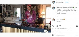 得意のマリンバ（画像は『Katelyn Reid　2020年12月24日付Instagram「Merry Christmas!」』のスクリーンショット）