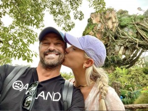 ブライアンと恋人のプロダンサー、シャーナ・バージェス（画像は『Sharna　Burgess　2021年7月7日付Instagram「Even at Disney World you’re all I see.」』のスクリーンショット）