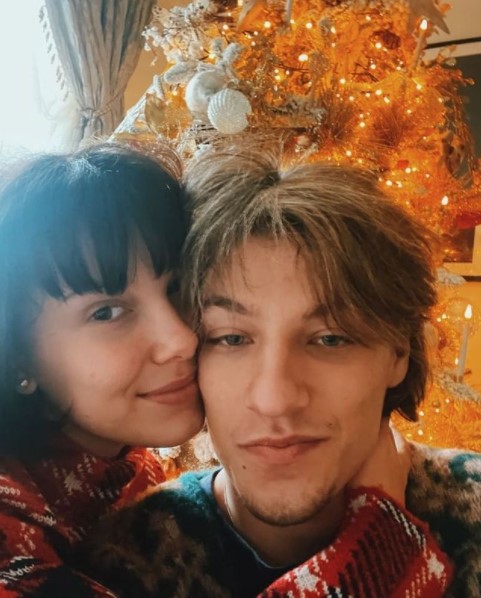 クリスマスも一緒に過ごしていたミリーとジェイク（画像は『Millie Bobby Brown　2021年12月25日付Instagram「happy holidays」』のスクリーンショット）