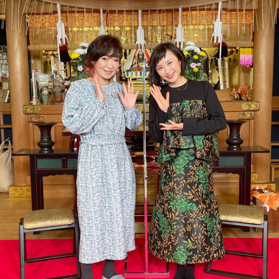 『ニュース シブ5時』で共演した清水ミチコと山口もえ（画像は『山口もえ　Moe Yamaguchi　2022年2月17日付Instagram「愛してやまない清水ミチコさんとお仕事でした」』のスクリーンショット）