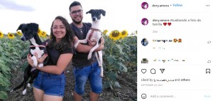 愛犬と一緒のアレクサンドラさん夫妻（画像は『Dory Amora　2021年9月20日付Instagram「Atualizando a foto da familia」』のスクリーンショット）