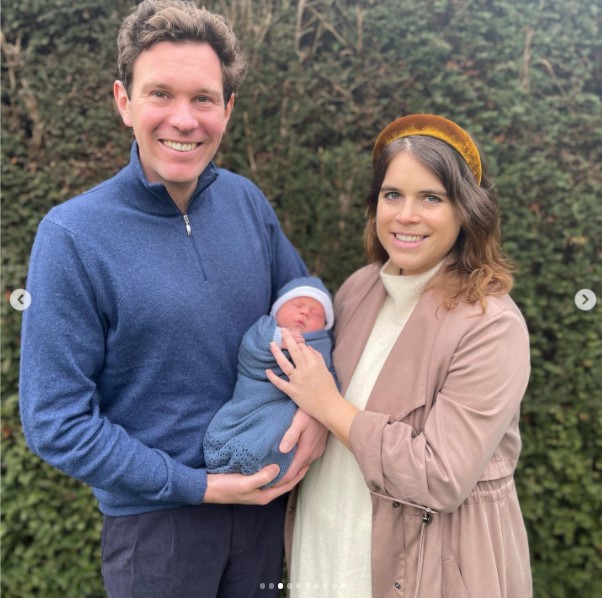 ユージェニー王女と夫ジャック氏、息子オーガスト君（画像は『Princess Eugenie　2022年1月1日付Instagram「Happy New Year to all.. Goodbye 2021.」』のスクリーンショット）