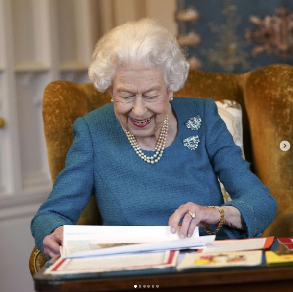 父ジョージ6世から贈られたブローチをつけるエリザベス女王（画像は『The Royal Family　2022年2月4日付Instagram「This year The Queen will celebrate her Platinum Jubilee, marking 70years as Monarch.」』のスクリーンショット）