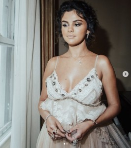 「可愛くない」と不評だったセレーナのメイク（画像は『Coach　2018年5月8日付Instagram「Captured before the ＃MetGala, ＃SelenaGomez in custom Coach by ＠StuartVevers.」』のスクリーンショット）