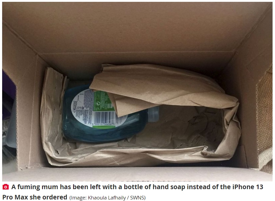 段ボールの中にはハンドソープの詰め替え用ボトルが1本だけ（画像は『The Daily Star　2022年2月3日付「Devastated mum pays ￡1,500 for new iPhone and finds ￡1 soap in box when delivered」（Image: Khaoula Lafhaily / SWNS）』のスクリーンショット）