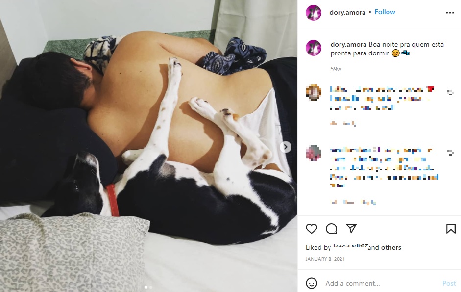 アレクサンドラさんのベッドで一緒に横になるドリー（画像は『Dory Amora　2022年1月8日付Instagram「Boa noite pra quem está pronta para dormir」』のスクリーンショット）