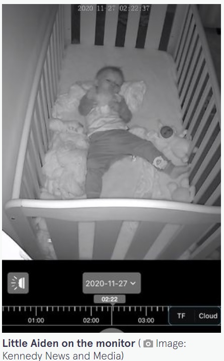 ベビーモニターから聞こえる男の声に怖がっていた男児（画像は『The Mirror　2022年2月16日付「Mum fears family spied on for weeks as creepy man ‘shushes’ baby through monitor」（Image: Kennedy News and Media）』のスクリーンショット）