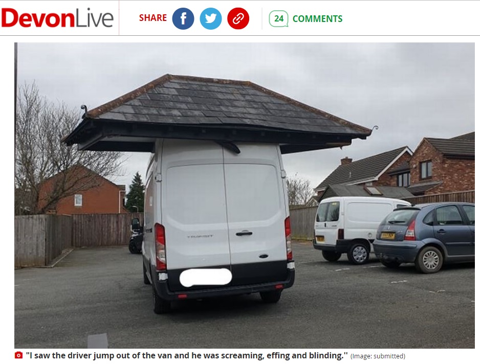 屋根だけが車の上に載ってしまった（画像は『Devon Live　2022年2月8日付「Exeter van driver accidentally tears off car park roof」（Image: submitted）』のスクリーンショット）