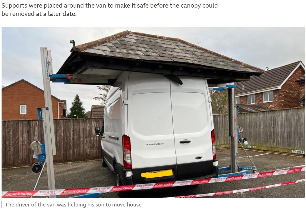 特殊なクレーンを使って屋根は車から降ろされた（画像は『BBC　2022年2月9日付「Van gets stuck under car park canopy in Exeter」』のスクリーンショット）